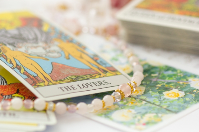 タロット占いで出会いを見る